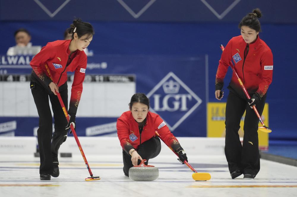 2014全国滑翔伞锦标赛在慈溪伏龙山开赛.