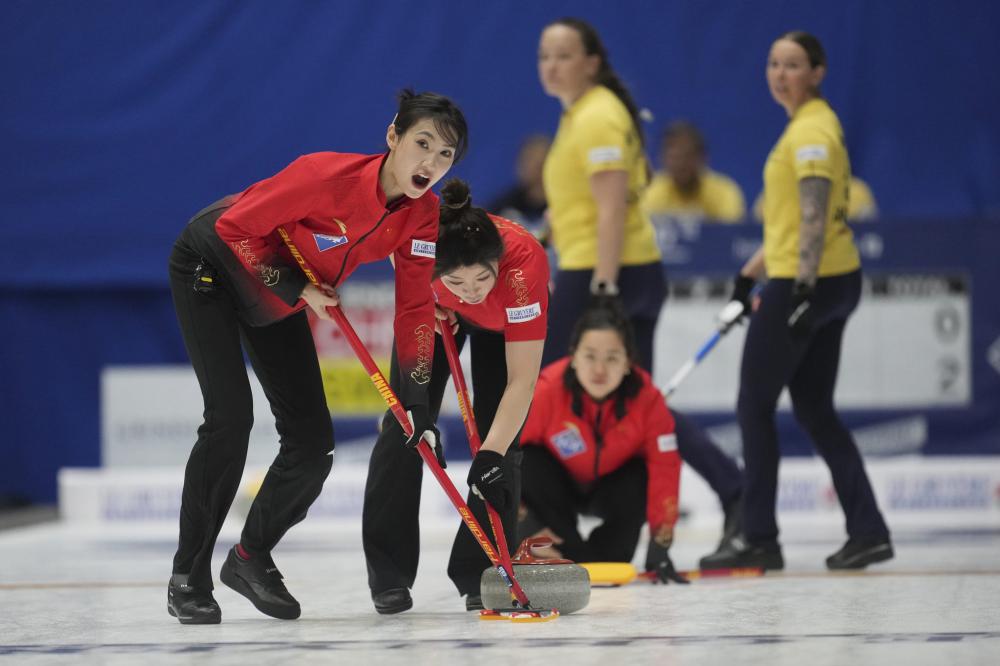 亚历克斯·斯科特（Alex Scott）和杰西·格林（Jess Glynne）的观察是英国广播公司（BBC）主持人和歌手合作伙伴参加伦敦时装周秀.