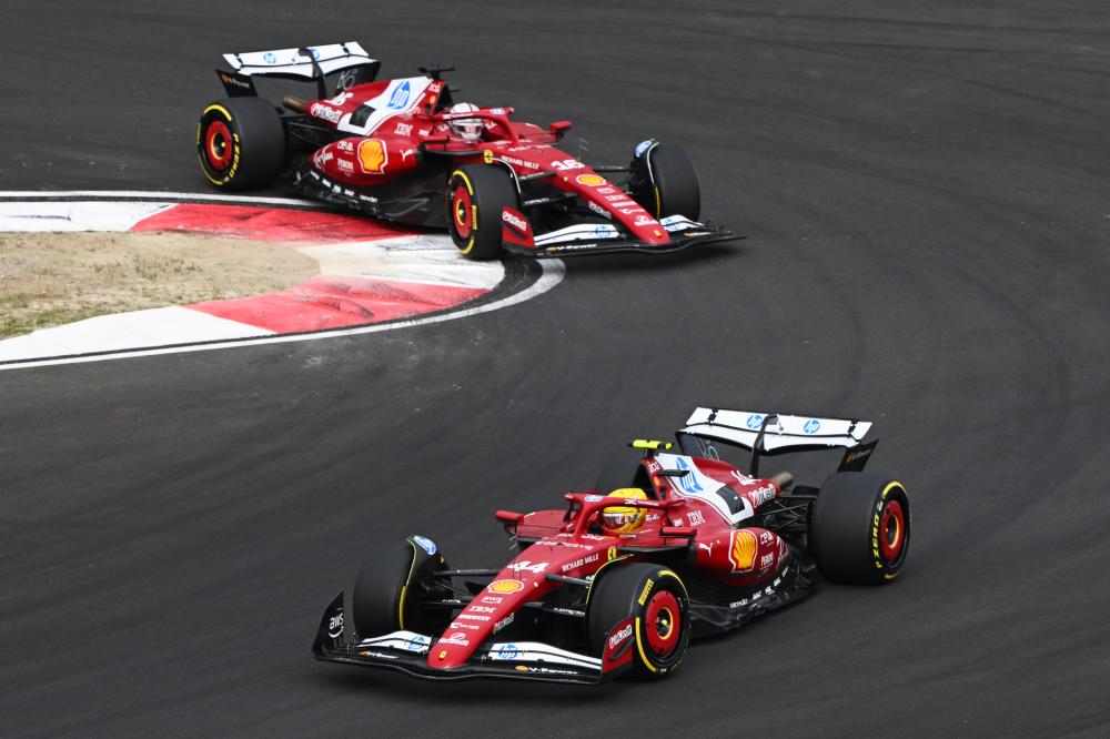 亚历克斯·斯科特（Alex Scott）和杰西·格林（Jess Glynne）的观察是英国广播公司（BBC）主持人和歌手合作伙伴参加伦敦时装周秀.